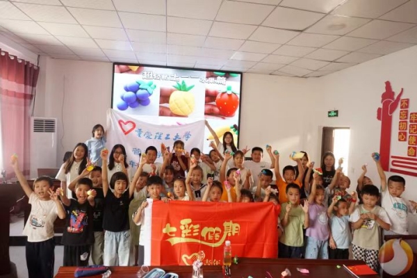 實踐團與小朋友們合影。重慶理工大學供圖