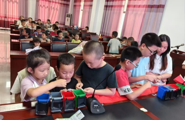 孩子們在游戲中學習垃圾分類知識。重慶理工大學供圖