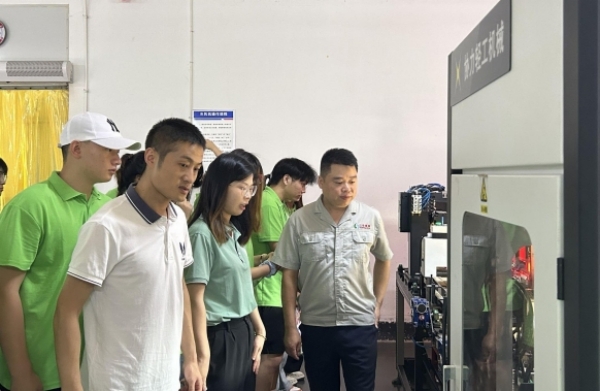 實踐團參觀自動化車間。重慶理工大學供圖
