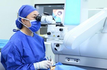張奕霞在手術室為患者進行個性化屈光矯正手術。重慶南坪愛爾眼科醫院供圖