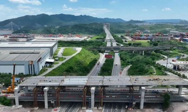 渝長高速復線連接道工程一標項目主線橋第六聯鋼箱梁安裝完成。重慶設計集團有限公司市政設計研究院供圖