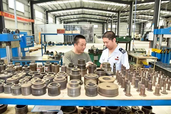 奉節稅務人員走進重慶艾克森勒工具有限公司生產車間，了解生產情況，收集意見建議，輔導企業依法合規享受稅收優惠政策。蔡仲垚攝