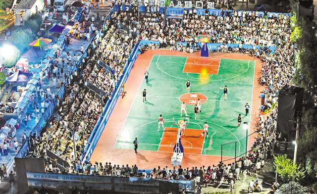 8月1日，修齊鎮和美鄉村籃球聯賽首場比賽現場。記者 尹詩語 攝/視覺重慶