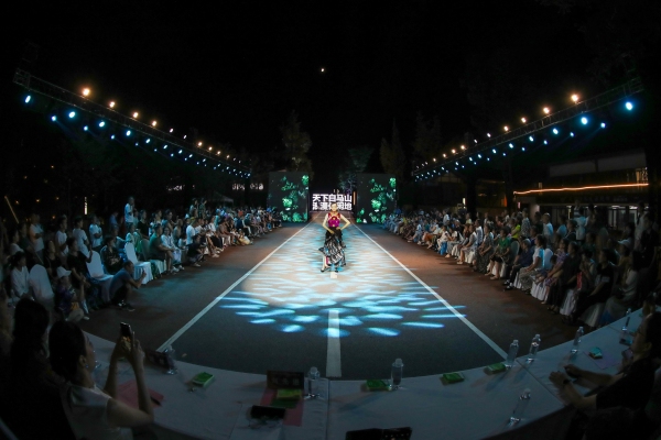 參賽選手現場走秀。代君君攝