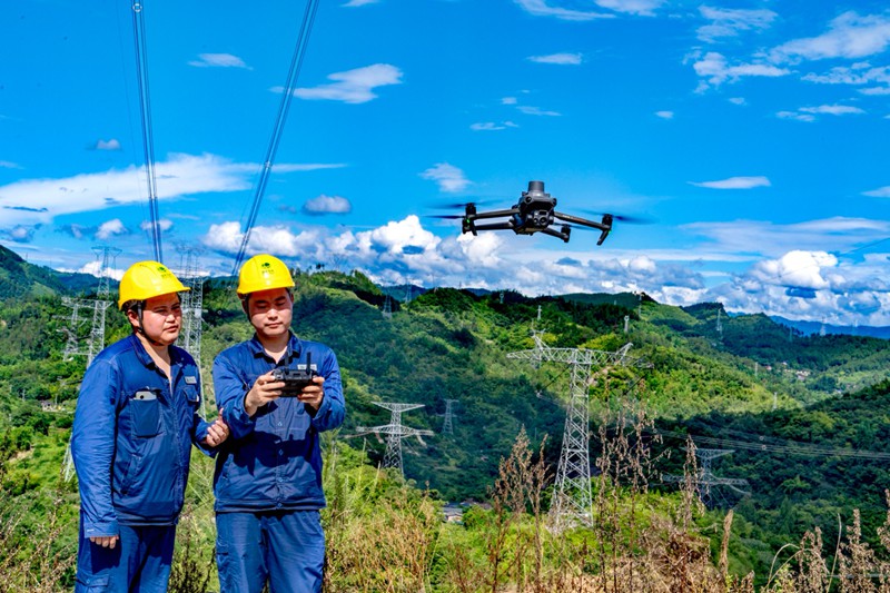 國網重慶超高壓公司輸電運檢人員在±800千伏金塘線利用無人機開展紅外測溫工作。李濤攝