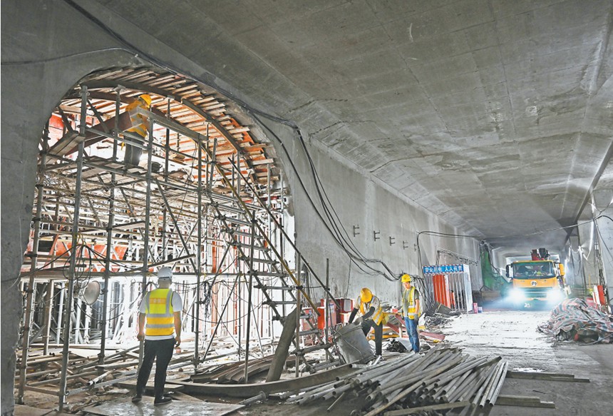 8月5日，軌道交通十五號線二期金山寺站施工現場，中鐵十一局數十名建設者正在溫度較低的站廳層錯峰施工。記者 羅斌 攝/視覺重慶