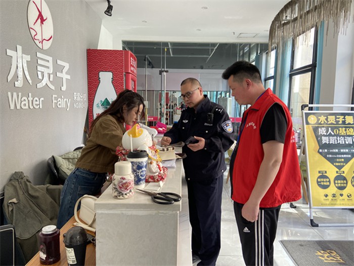 社區民警、網格員向轄區商戶宣傳反詐知識。通訊員 王軒 攝