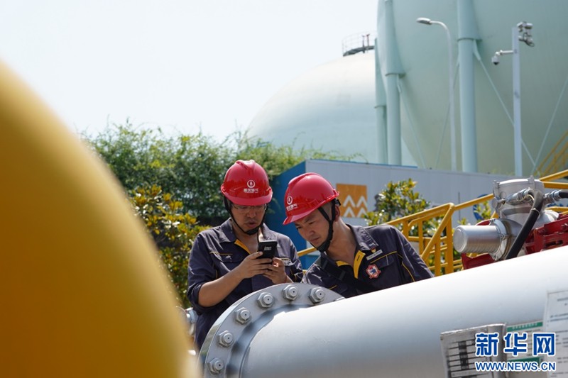 近段時間，重慶連晴高溫天氣給迎峰度夏期間天然氣安全穩定供應帶來考驗。為保障人民群眾生活、生產用氣安全，重慶燃氣集團構建“人防+技防+物防”相結合的安全防護體系，組織“紅巖燃小兵”黨員服務先鋒隊，通過開展氣源統籌平衡、精準調控、巡檢升級、山火防控、強化應急值守、加強宣傳引導等措施，守護山城夏日“煙火氣”。新華網 彭浩然 攝