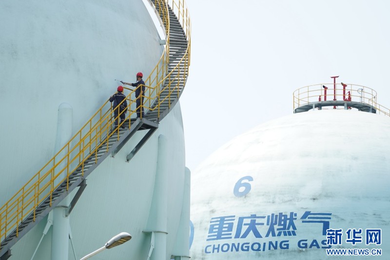 頭塘儲配站里6個巨型天然氣球罐靜靜矗立?！案邷靥鞖馊绾胃帽Ｕ锨蚬薨踩\行”是不少市民關心的問題。每天，工人手持檢測儀器，登上30多米高的天然氣球罐進行巡查。除了用儀器檢測球罐有沒有天然氣泄漏，還要仔細查看球罐支柱在高溫天氣下是否存在位移超限等情況。新華網 彭浩然 攝