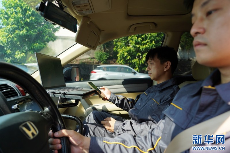 高溫容易導致管線壓力變化，重點區域、老舊管道及高風險路段需要加密巡檢頻次。一大早，重慶燃氣集團輸配分公司巡檢員乘上巡檢車，穿梭在大街小巷、廠區林區，一天往往要駕車巡檢近百公里。新華網 彭浩然 攝