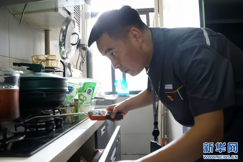 從生產、儲存、運輸到最終用戶使用……燃氣安全關系千家萬戶。入夏以來，重慶燃氣集團工作人員做深做實用戶入戶安檢，打通安全服務“最后一米”。新華網發（重慶燃氣集團供圖）