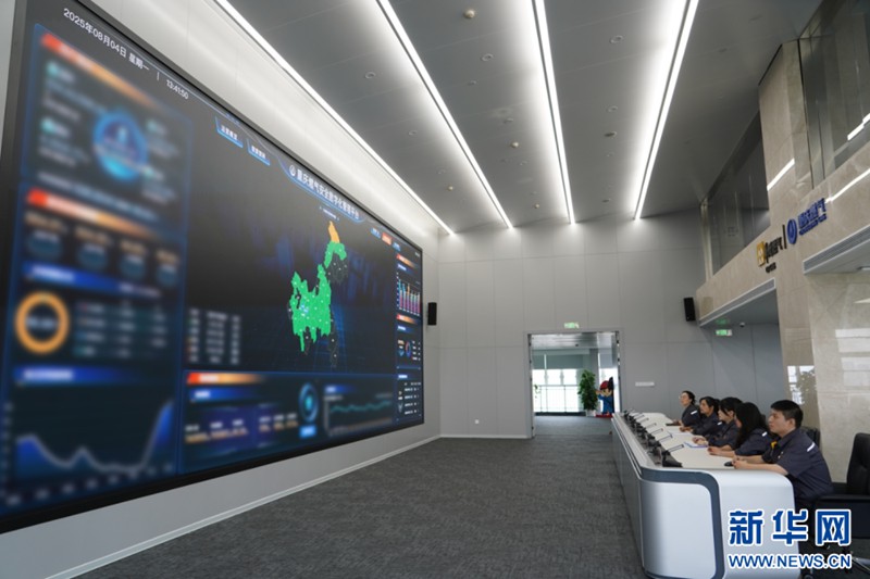 去年，按照重慶市政府關于“數字重慶”的建設要求，重慶燃氣集團結合公司自身數字化轉型發展需要，對中心進行了迭代革新，搭建安全數字化管理平臺的駕駛艙大屏，打造運營概覽、智慧管網、智慧廠站、智能客服、應急管理五大場景。隨著人工智能發展和數字重慶建設，燃氣安全管理也逐漸從“人管”邁向“智管”，更好地以專業力量守護山城燃氣安全。新華網 彭浩然 攝