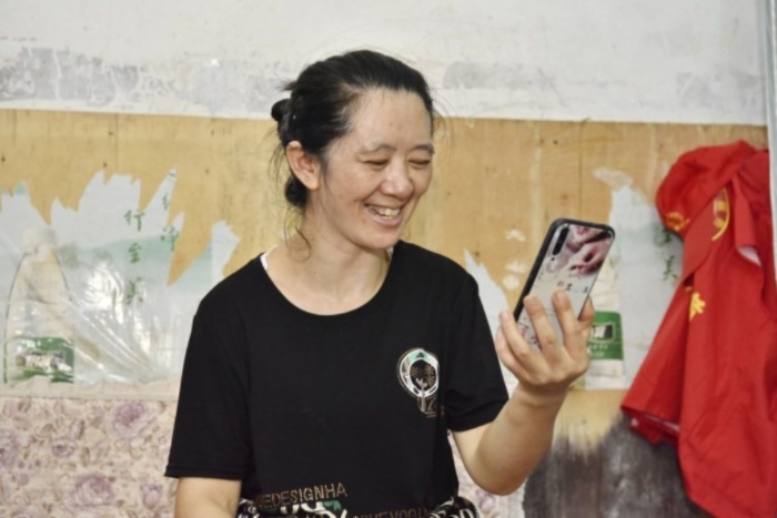 歐光先和女兒視頻對話。鄧浩 攝