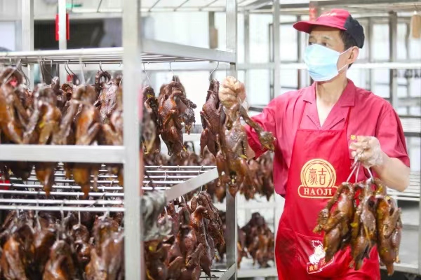 重慶真本味食品有限公司張鴨子生產線。劉輝攝