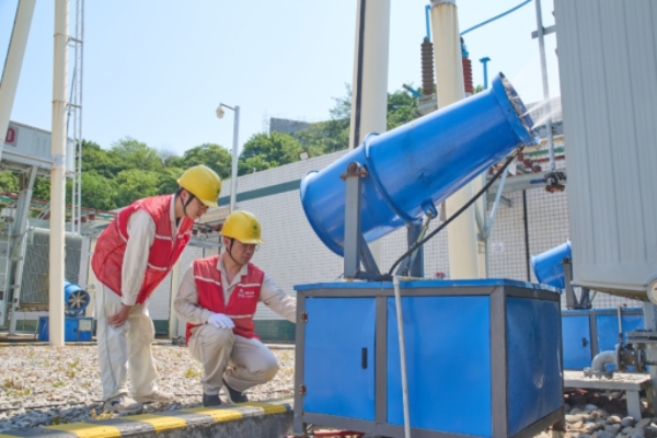 電網員工正在啟動噴霧風機為變壓器降溫。國網重慶合川供電公司供圖