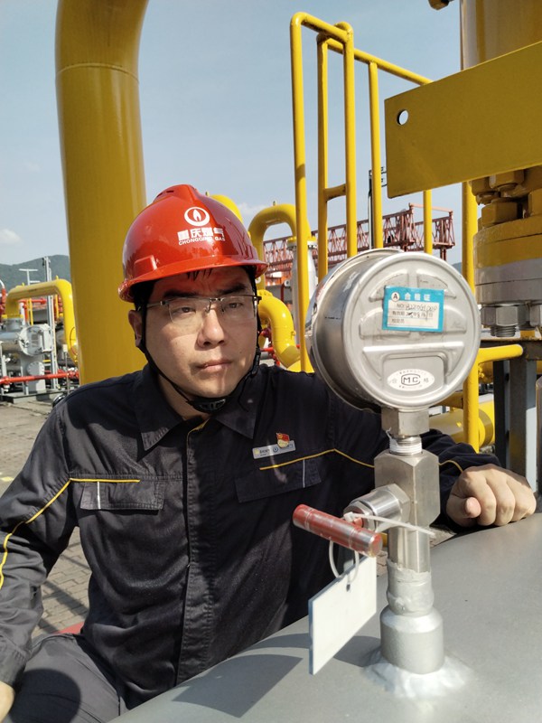 王志剛在燃氣廠站工藝區觀察燃氣設備運行情況。重慶燃氣集團供圖