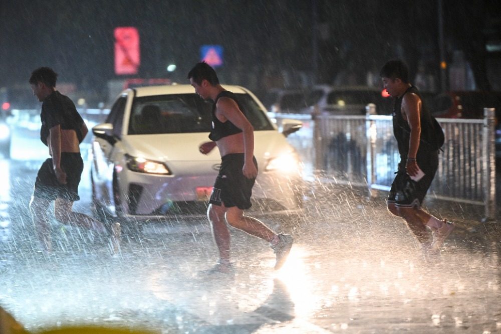 2025年8月6日，南岸區水云路，突如其來的暴雨讓街上的市民們措手不及。記者 謝智強 攝