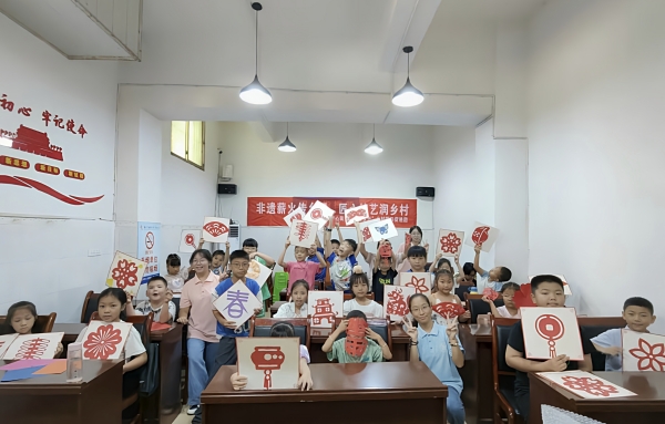 小朋友們展示剪紙作品。重慶電力高等?？茖W校供圖