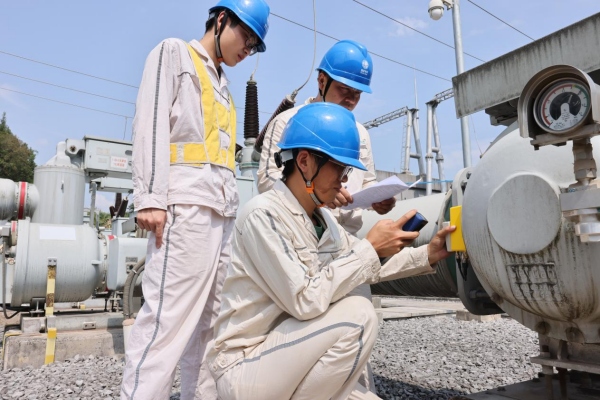 巡檢人員對核心設備展開“體檢”。儲瀟攝