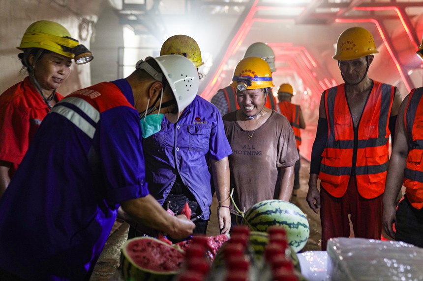 高溫“烤”驗隧道施工 物理降溫“冰”力全開【2】