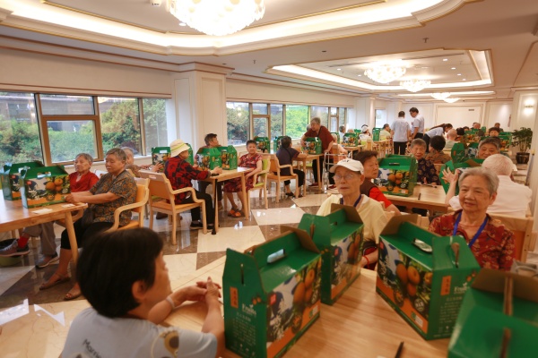 老人們收到新鮮的翠冠梨。受訪者供圖