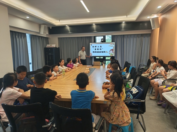 同學們聆聽家風家訓小故事。龍山街道供圖