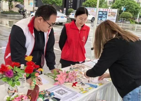 慈眾社工指導并陪伴售賣手工藝品。李長虹攝