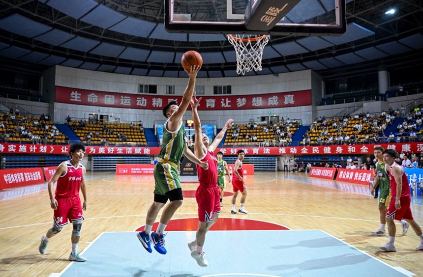 8月7日，南川區，運動員們正在第十二屆籃協杯聯賽中進行籃球比賽。通訊員 甘昊旻 攝