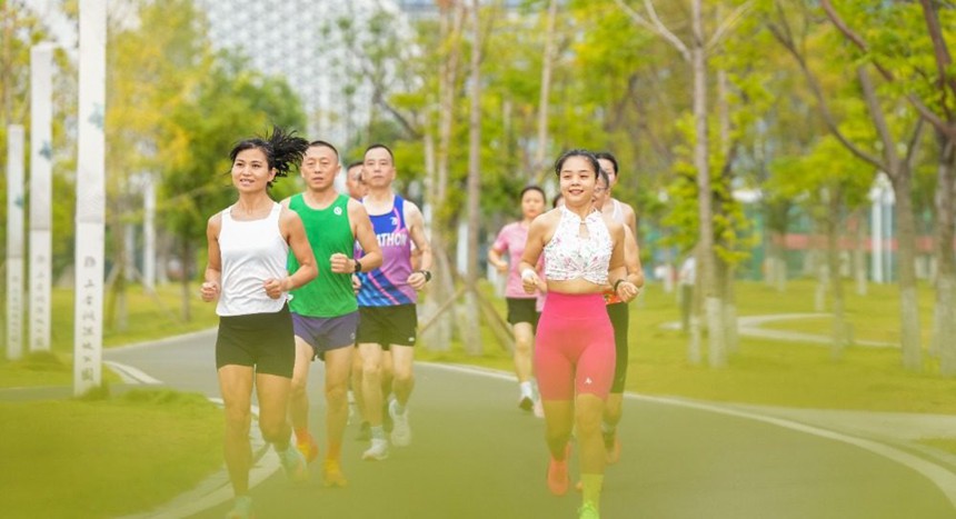 8月8日，墊江縣桂溪街道三合湖濕地公園，市民在跑步鍛煉身體。特約攝影 龔長浩 