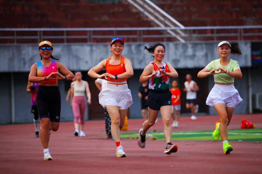 8月8日，黔江區體育場，跑步愛好者們正在跑步健身。特約攝影 楊敏