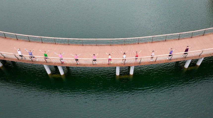 8月8日，墊江縣桂溪街道三合湖濕地公園，市民在晨練中（無人機照片）。特約攝影 龔長浩 