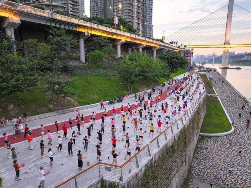 8月7日晚，沙坪壩區沙濱路，市民在中渡口碼頭景觀平臺散步鍛煉（無人機照片）。通訊員 郭晉 攝