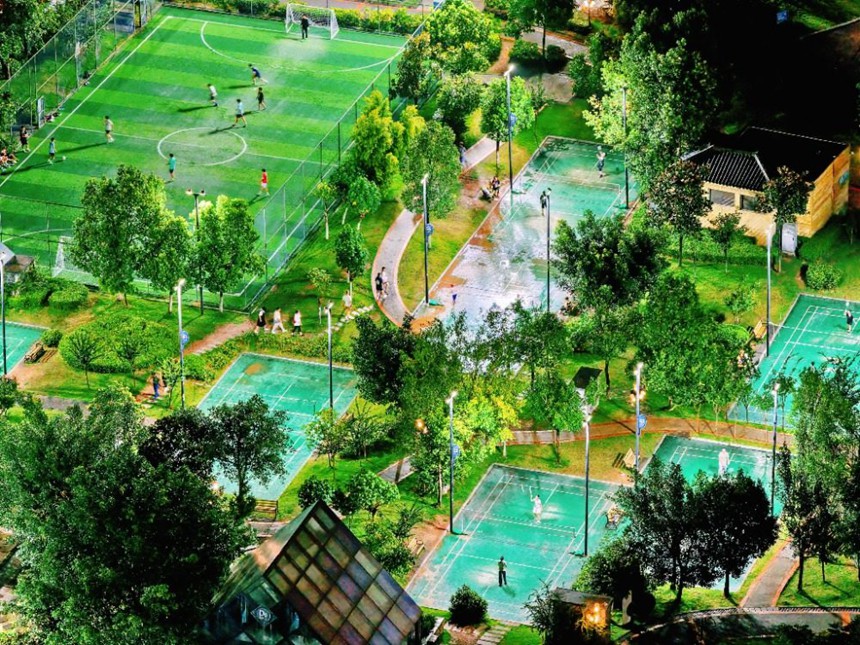 8月7日，萬盛經開區文體中心羽毛球公園，市民正在進行打羽毛球、踢足球、健步走等運動。通訊員 王瀘州 攝