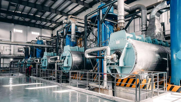 在珞璜電廠的污泥處置中心，工作人員操作設備將污泥送入鍋爐發電。受訪企業供圖