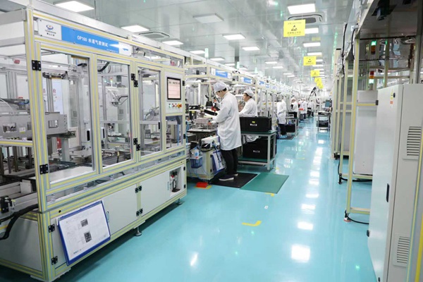 青山工業電控產線正加足馬力忙生產。青山工業供圖