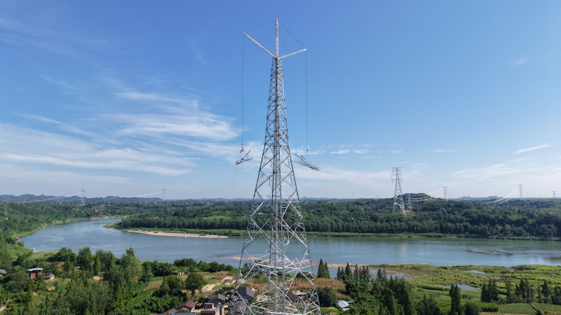 重慶送變電公司員工在嘉陵江畔開展“疆電入渝”工程受端500千伏配套工程（二期）跨江組塔。陳明月攝