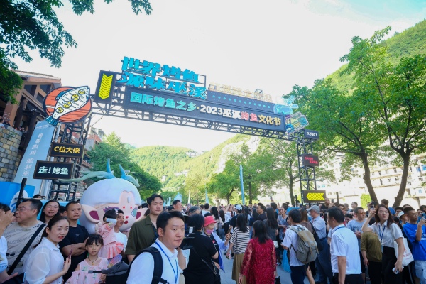 2023巫溪烤魚文化節大寧古城人頭攢動。受訪者供圖