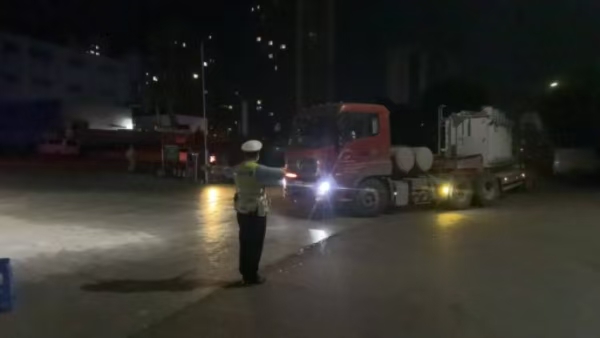 路面護航。巴南區公安分局交通管理支隊供圖