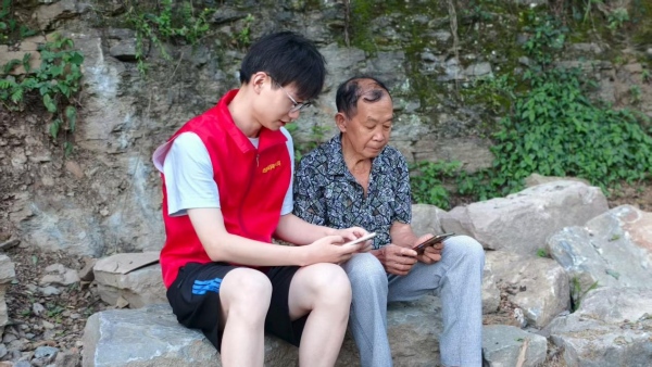 網格員幫助群眾通過“重慶基層智治平臺”發表需求建議。棲霞鎮供圖