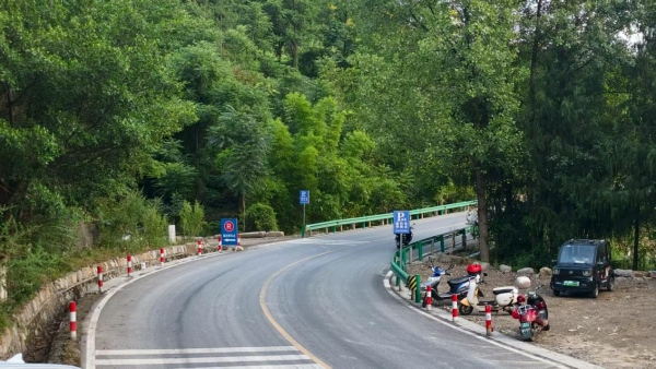 八字堰附近新設的臨時停車場。棲霞鎮供圖