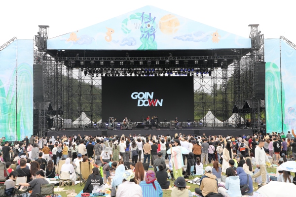 仙游舞臺激情開唱。湛偉攝