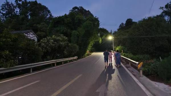 五布場鎮居民在路燈下散步。東溫泉鎮供圖