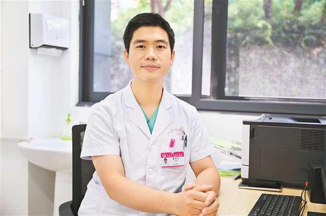 夏冰山擅于從細微處發現患者病因。本組圖片由記者梅耀攝/視覺重慶