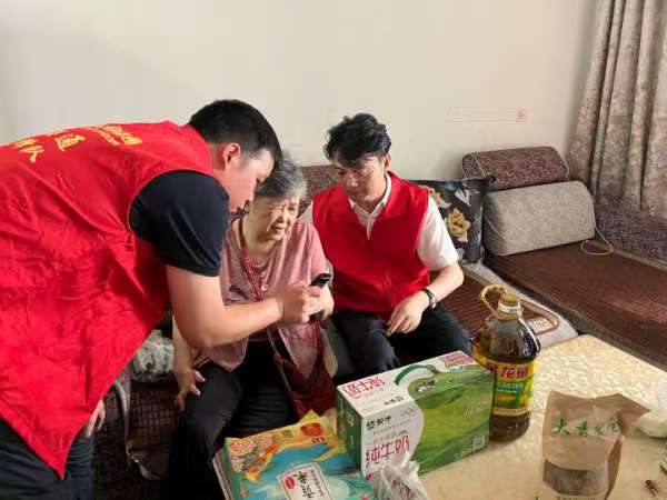 工作人員指導老人使用智能設備。重慶聯通供圖