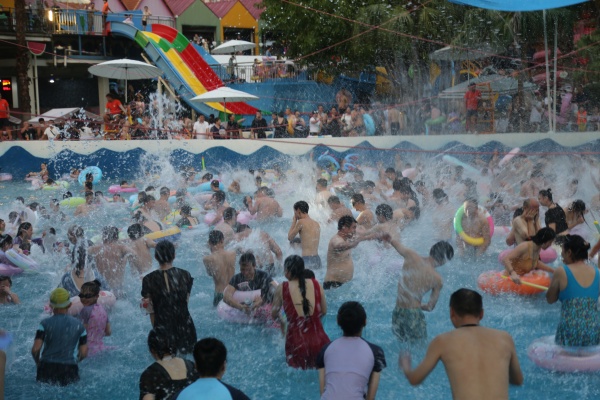市民游客戲水納涼。景區供圖