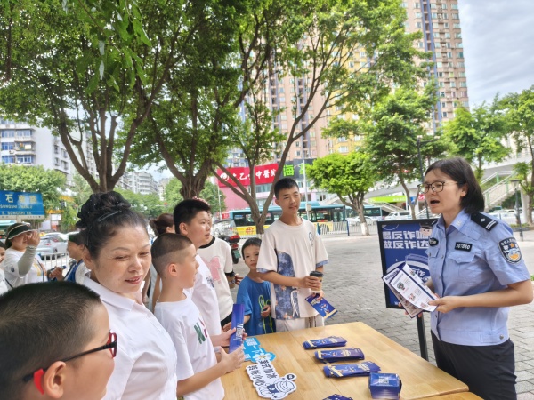 志愿者現場開展反詐宣傳。龍山街道供圖