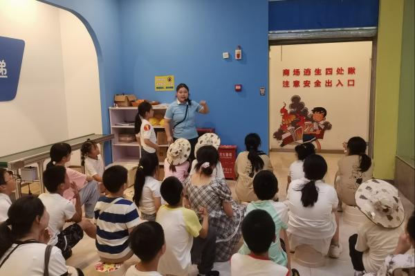 小朋友們在重慶市青少年禁毒教育基地參觀學習。湛琳麗攝