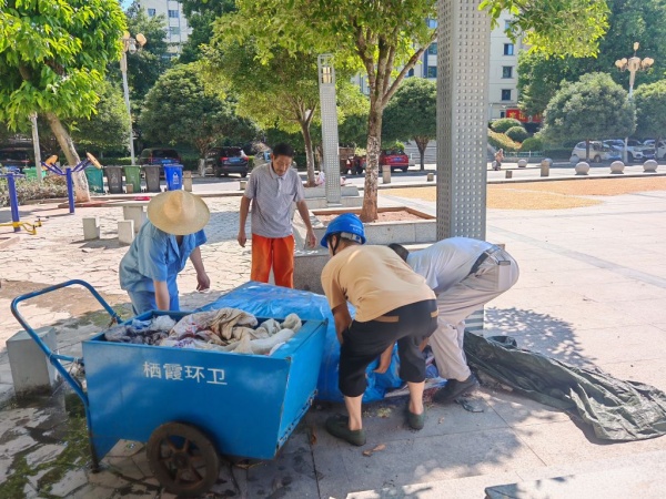 社區黨員與環衛工人一同進行社區環境治理。棲霞鎮供圖