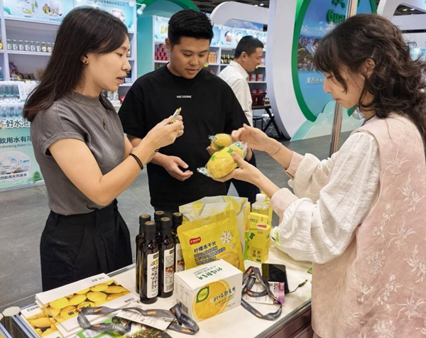 顏欣蘭（右一）向香港經銷商推介潼南檸檬產品。重慶對外經貿學院供圖