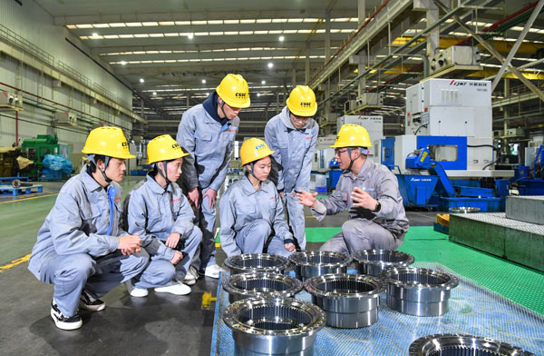 專業教師在企業現場實踐教學。重慶工程職院供圖